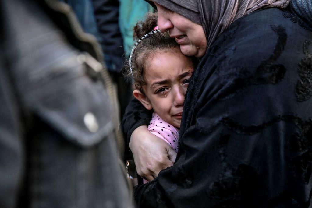 Kerabat korban pengeboman israel di Gaza pada 15 Maret 2024.