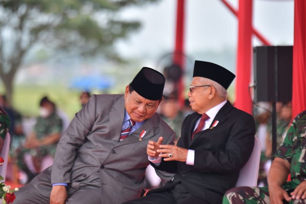 Wakil Presiden Ma'ruf Amin berbincang dengan Menteri Pertahanan Prabowo Subianto seusai menetapkan 2.974 komponen cadangan di Lapangan Terbang Suparlan, Pusat Pendidikan dan Latihan Pasukan Khusus (Pusdiklatpassus) Kopassus, Batujajar, Bandung, Jawa Barat, Kamis (8/9/2022).