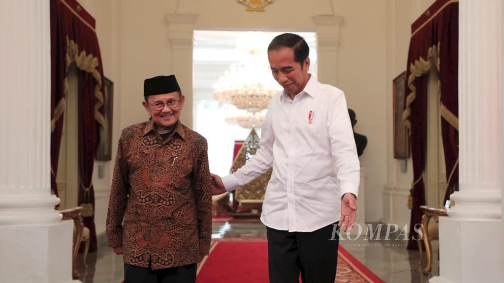 Presiden Joko Widodo bertemu dengan Presiden ke-3 BJ Habibie di Istana Merdeka, Jakarta, Jumat (24/5/2019).