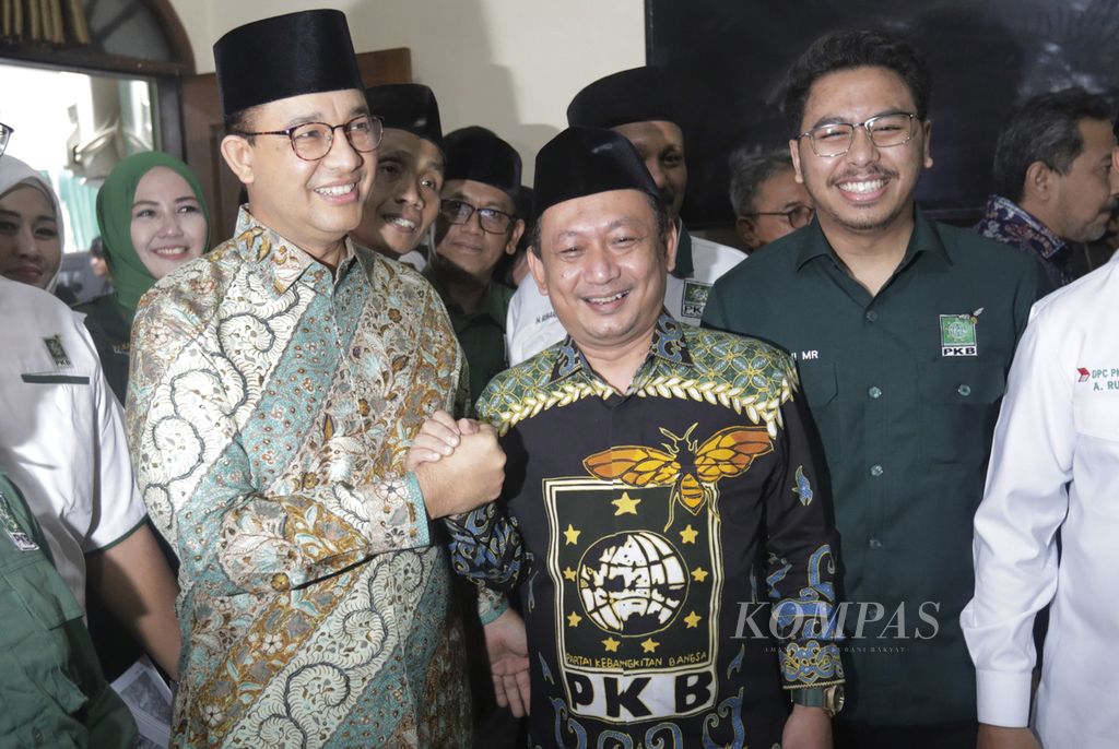 Ketua Dewan Pengurus Wilayah (DPW) Partai Kebangkitan Bangsa (PKB) DKI Jakarta Hasbiallah Ilyas berjabat tangan dengan Anies Baswedan di Kantor DPW PKB Jakarta. Pulogadung, Jakarta Timur, Kamis (13/6/2024). 