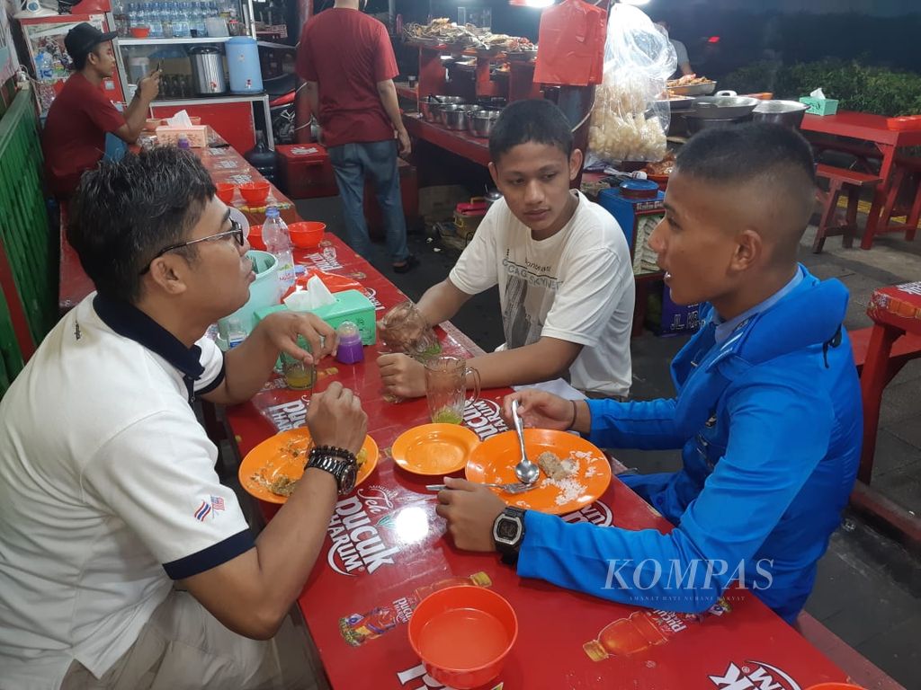 Siswa SMA Negeri Taruna Nala, Muhammad Antasena Hasbi (kanan), mengobrol dengan ayah dan adiknya setelah tiba dari Malang, Jawa Timur, Jumat (22/4/2022).