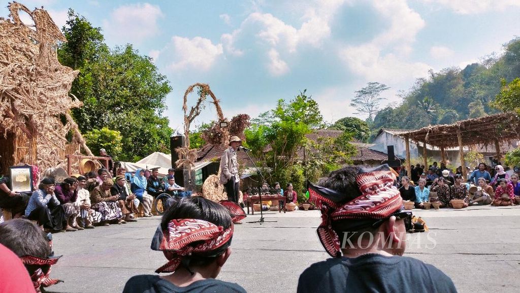Presiden Lima Gunung Sutanto Mendut memberikan sambutan dalam acara Festival Lima Gunung XXII di Dusun Sudimoro, Desa Baleagung, Kecamatan Grabag, Kabupaten Magelang, Jawa Tengah, Minggu (27/8/2023).