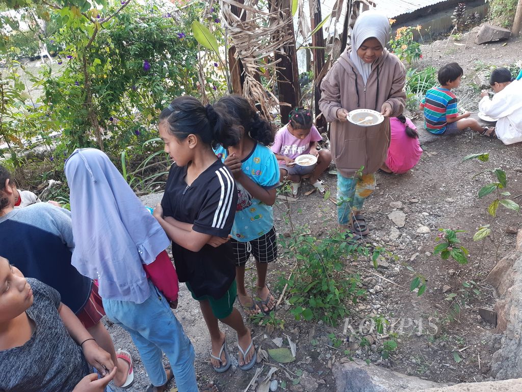 Anak-anak antre mengambil makanan olahan pangan lokal di komunitas Lakoat Kujawas di Desa Taiftob, Kabupaten Timor Tengah Selatan, Nusa Tenggara Timur, pada Agustus 2023.