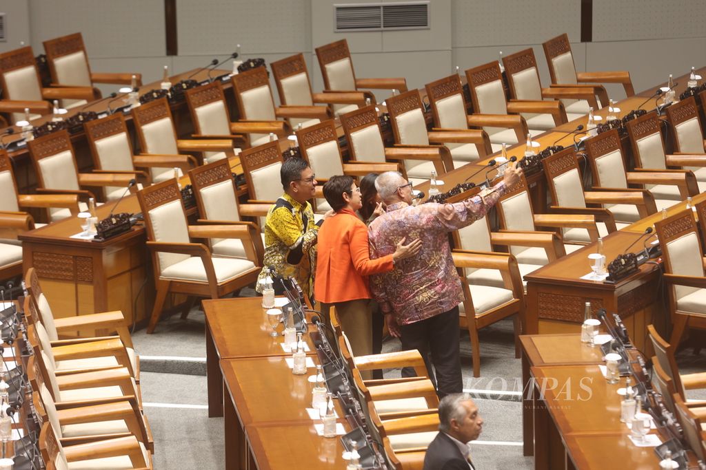 Anggota DPR berswafoto di sela-sela mengikuti Rapat Paripurna DPR pada penutupan masa sidang III tahun sidang 2023/2024 di Kompleks Parlemen, Senayan, Jakarta, Selasa (6/2/2024). 