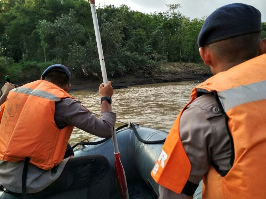 Tim SAR dan pihak kepolisian tengah mencari korban tenggelam di Sungai Brantas, Kecamatan Papar, Kediri, Jawa Timur.