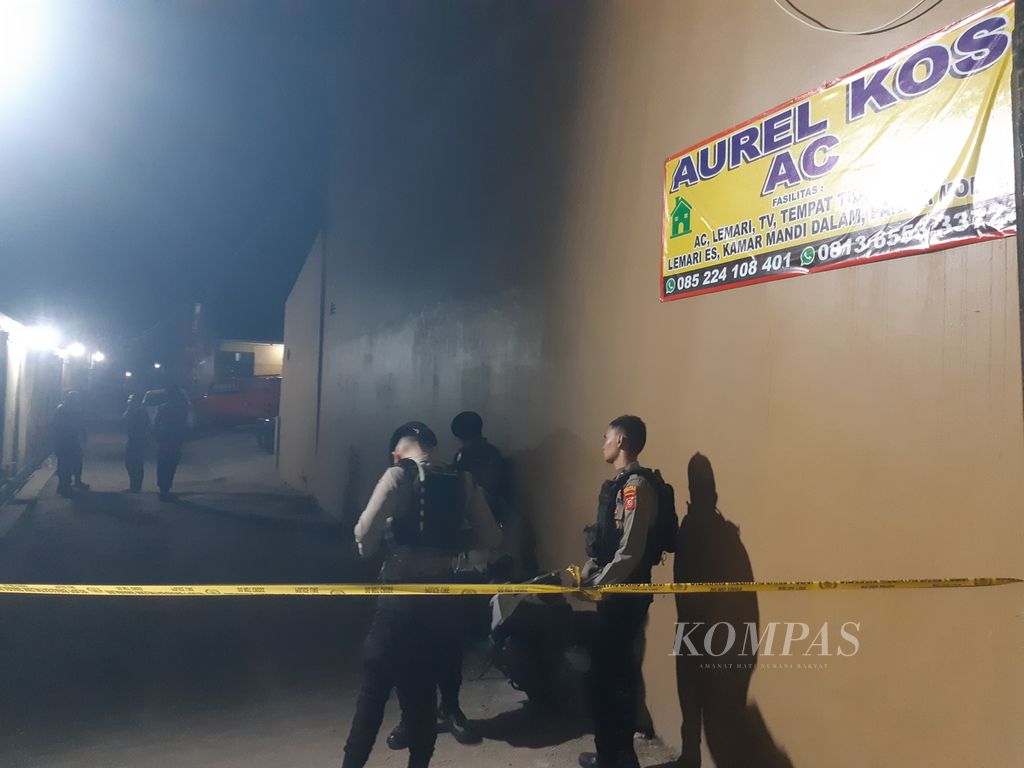 Polisi berjaga di salah satu indekos di Kecamatan Kedawung, Kabupaten Cirebon, Jawa Barat, Kamis (9/4/2024). Di indekos itu, polisi menemukan sesosok mayat perempuan yang diduga korban pembunuhan.