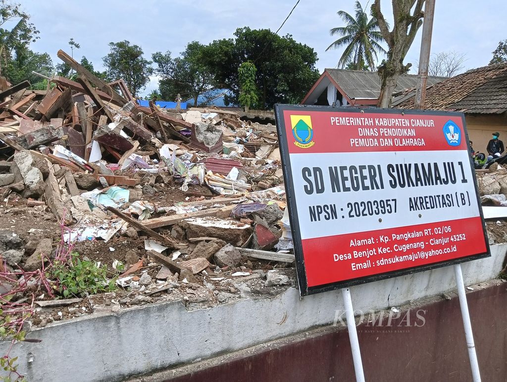 Sekolah Dasar Negeri Sukamaju 1, Kampung Pangkalan, Desa Benjot, Kecamatan Cugenang, Cianjur, merupakan sekolah yang paling parah terdampak gempa bermagnitudo 5,6. 