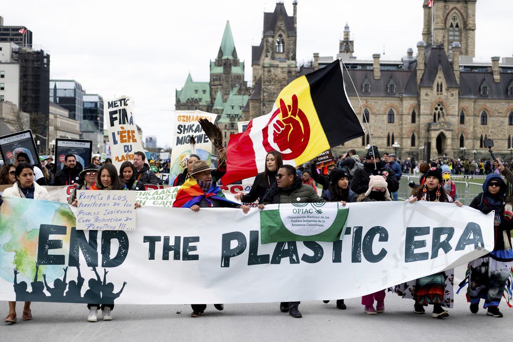 Warga berunjuk rasa mendesak agar penggunaan plastik diakhiri, di Ottawa, Kanada, Minggu (21/4/2024). 