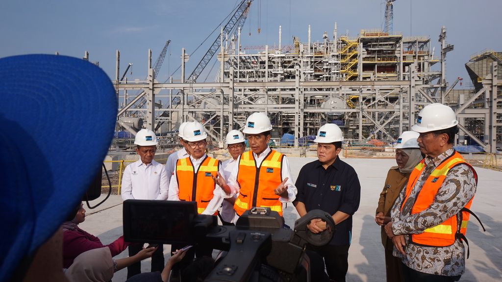 Presiden Joko Widodo memberi keterangan kepada pers dalam kunjungan kerja ke lokasi proyek pabrik pengolahan dan pemurnian atau smelter kedua PT Freeport Indonesia di Kawasan Ekonomi Khusus Java Integrated Industrial and Port Estate (JIIPE), Gresik, Jawa Timur, Selasa (20/6/2023).
