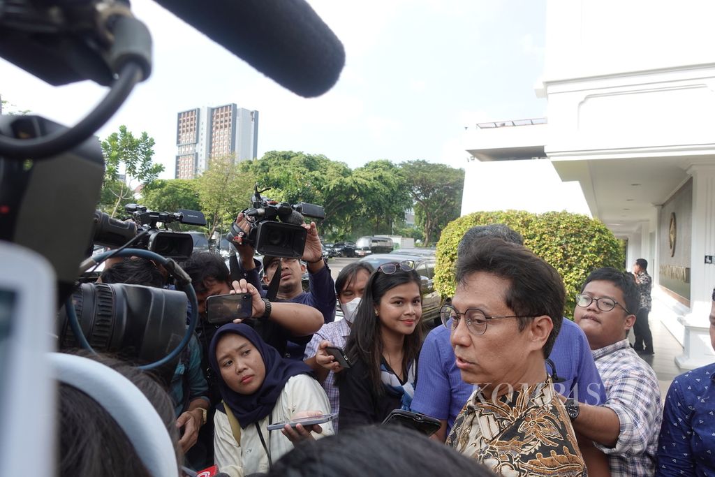 Menteri Kesehatan Budi Gunadi Sadikin saat menjawab pertanyaan awak media di Kompleks Istana Kepresidenan Jakarta, Selasa (13/6/2023).