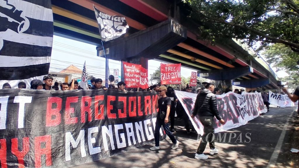 Ratusan orang ”Aremania”, Rabu (11/10/2023), berunjuk rasa di depan Pengadilan Negeri Malang, Jawa Timur, menuntut agar terdakwa dalam kasus perusakan kantor Arema FC, akhir Januari lalu, dibebaskan dan majelis hakim bertindak adil.