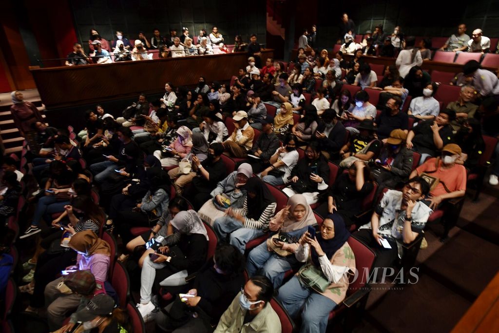 Penonton menyaksikan penampilan Seoul Factory for The Performing Arts dari Korea Selatan yang mementaskan teater berjudul ”Medea and Its Double” dalam pembukaan Djakarta International Theater Platform 2023 di Teater Kecil, Taman Ismail Marzuki, Jakarta, Minggu (13/8/2023). 