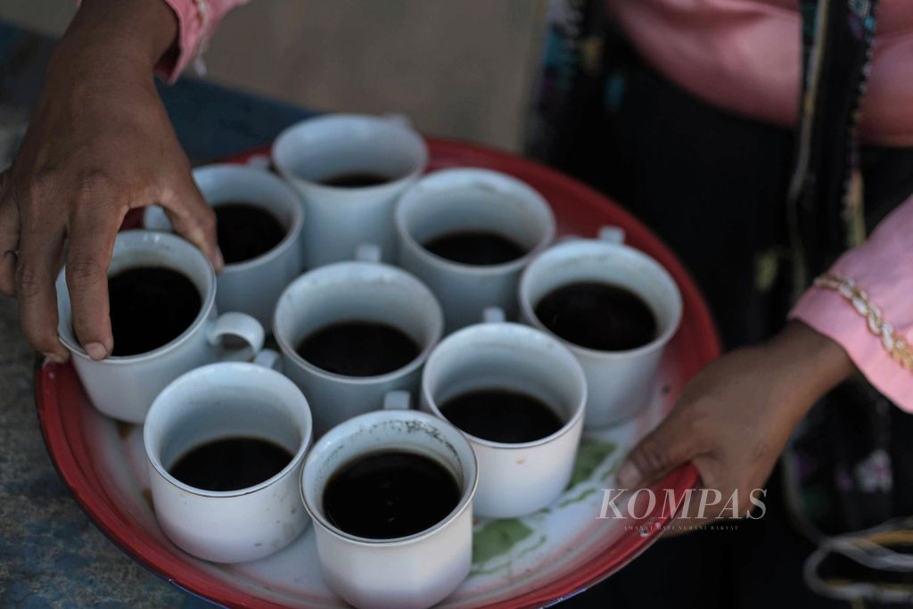 Sajian kopi menyambut tamu di Kampung Cecer, Desa Liang Ndara, Kecamatan Mbeliling, Kabupaten Manggarai Barat, Nusa Tenggara Timur, Jumat (26/8/2016).