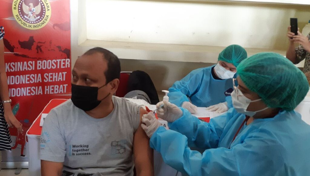 Petugas menyuntikkan vaksin Covid-19 dosis ketiga (<i>booster</i>) kepada penerima di area Kantor DPRD Provinsi Bali, Kota Denpasar, Rabu (12/1/2022).
