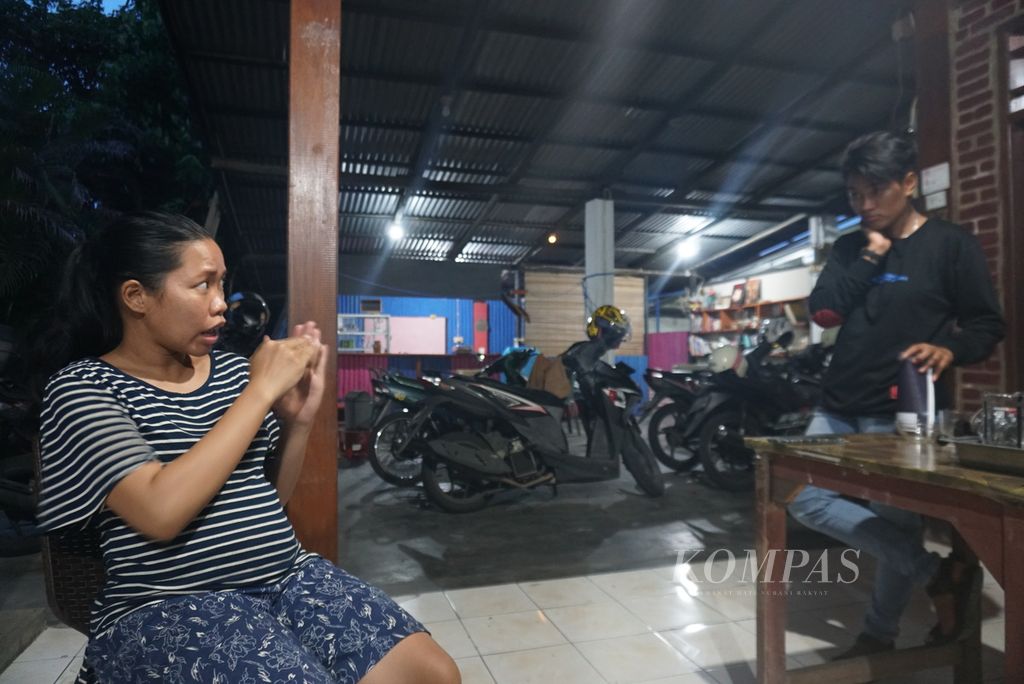 Donna Christha Renata (31), yang akrab disapa Chira (kiri), bercakap dengan seorang anggota Komunitas Tuli Peduli Bitung (Kaleb) dengan bahasa isyarat, Jumat (10/6/2022), di Madidir, Bitung, Sulawesi Utara. Chira adalah pendiri Kaleb.