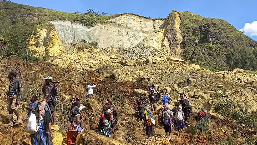 Penduduk desa mencari korban tanah longsor di desa Yambali, Papua Niugini, Minggu (26/5/2024). Menurut penuturan warga setempat, hujan lebat mengguyur desa di wilayah pegunungan itu beberapa pekan terakhir. 