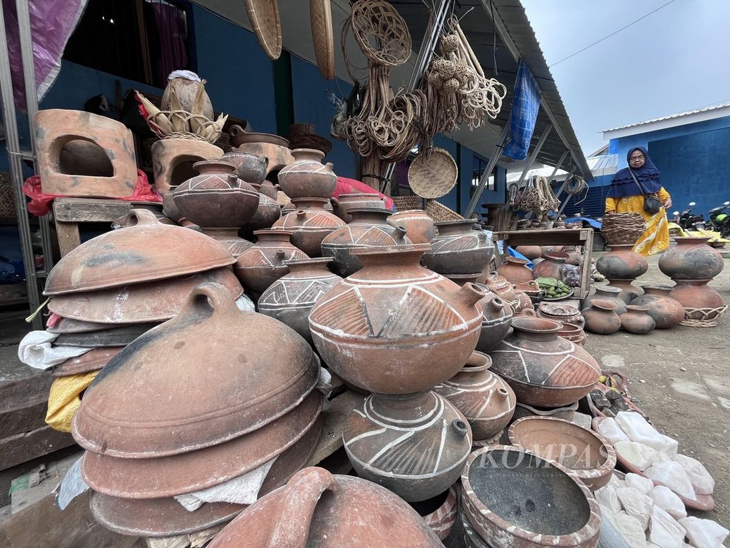 Traders at Wameo Market, Baubau, Southeast Sulawesi, sell pottery made by local residents, Saturday (28/5/2022). The existence of earthenware in Buton is threatened due to the absence of regeneration of the pomanduno or earthenware makers.