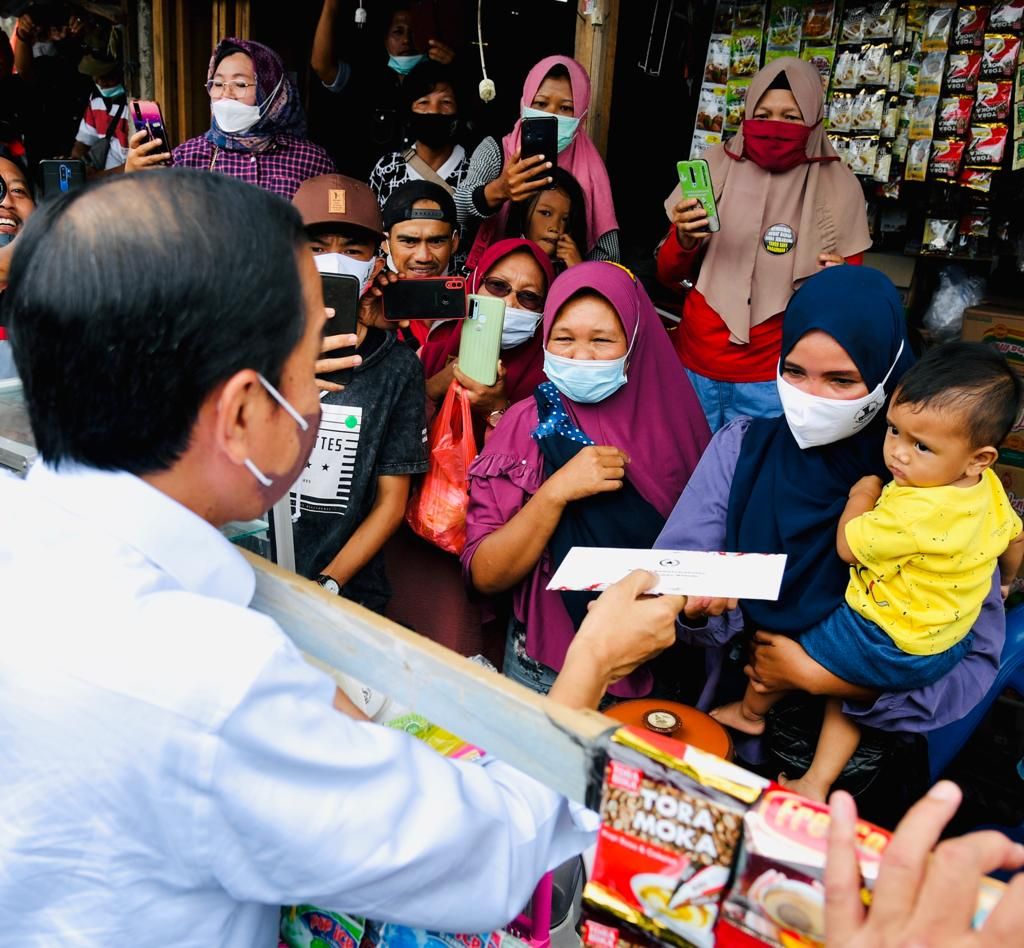 Presiden Joko Widodo menuju Pasar Baru Tanjung Enim, Kabupaten Muara Enim, untuk menyerahkan bantuan langsung tunai bagi para pedagang di Pasar Baru Tanjung Enim, Senin (24/1/2022).