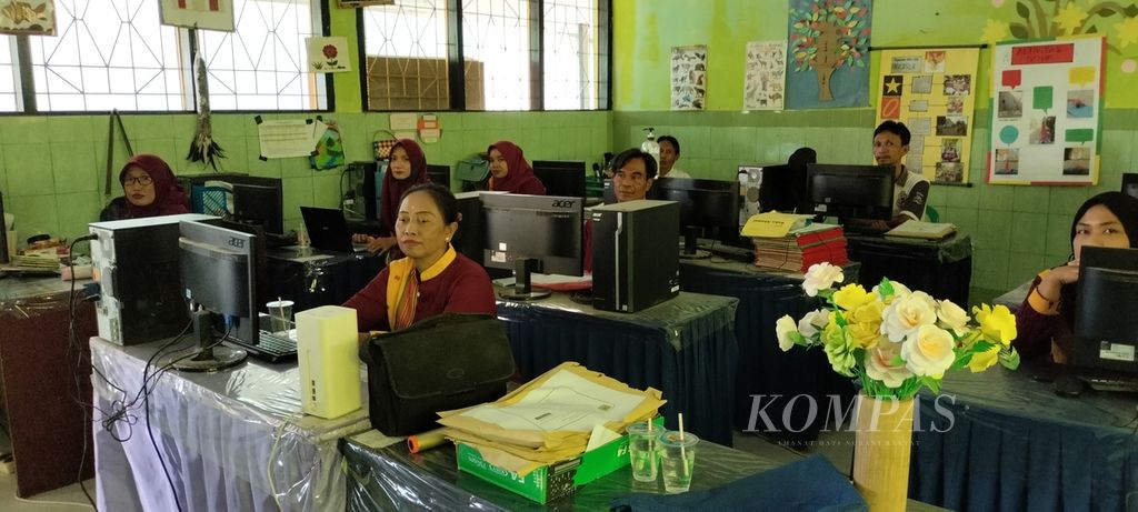 Para guru di SD Negeri 3 Sokong, Kabupaten Lombok Utara, Nusa Tenggara Barat, mendapat fasilitas komputer di sekolah. Pemanfaatan teknologi digital dalam pendidikan oleh guru semakin penting untuk memberikan pengalaman belajar yang menyenangkan dan terpersonalisasi.