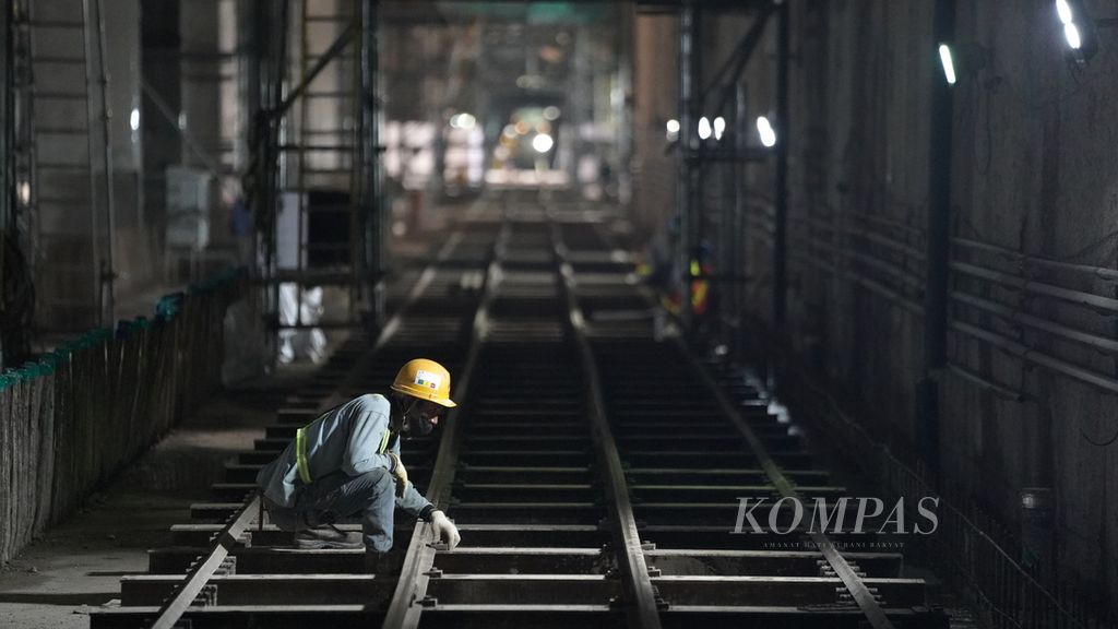 Pekerjaan proyek MRT Jakarta fase 2A CP 201 (Stasiun Thamrin dan Monas) di sekitar Monas, Jakarta Pusat, Selasa (21/3/2023). Progres per 25 Februari 2023, pembangunannya telah mencapai 53,03 persen.  