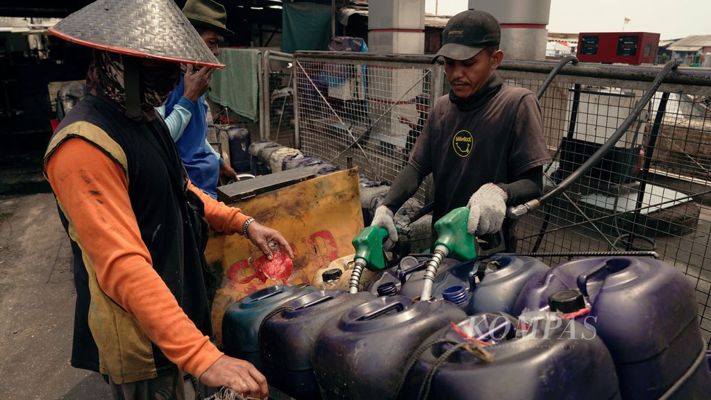 Nelayan mengisi bahan bakar minyak jenis solar bersubsidi di Stasiun Pengisian Bahan Bakar Umum Nelayan (SPBUN) Cilincing, Jakarta Utara, Rabu (21/9/2022). 