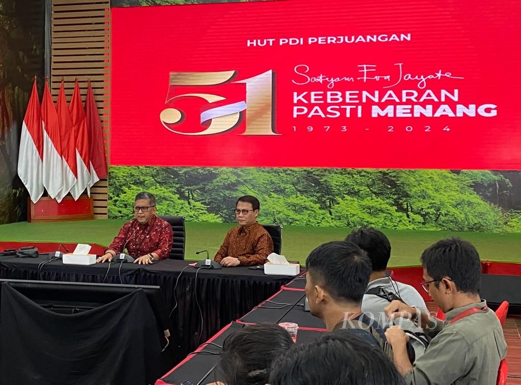 Sekretaris Jenderal PDI-P Hasto Kristiyanto (kiri) dan Ketua DPP PDI-P Ahmad Basarah (kanan) dalam jumpa pers jelang perayaan HUT Ke-51 PDI-P di Kantor DPP PDI-P, Jakarta, Senin (8/1/2024).