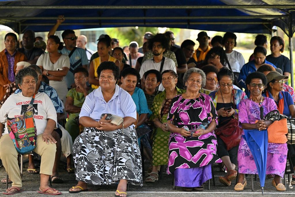 Warga Fiji duduk menanti giliran untuk menggunakan hak pilih mereka di sebuah tempat pemungutan suara di Suva, Rabu (14/12/2022). Petahana PM Frank Bainimarama bersaing dengan pemimpin oposisi Sitiveni Rabuka untuk memimpin Fiji selama beberapa tahun ke depan. 
