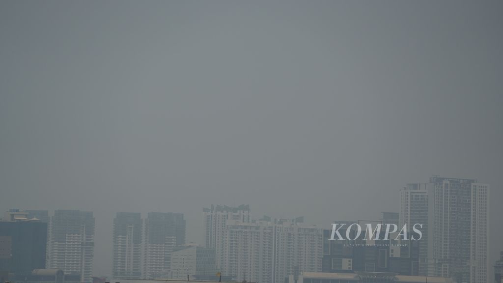 Polusi udara menyelimuti gedung-gedung bertingkat di Jakarta, Kamis (2/11/2023). 