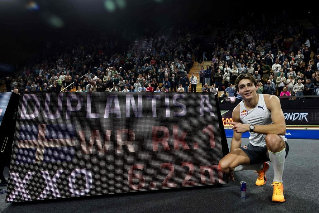 Atlet Swedia, Armand Duplantis, berpose seusai mengukir rekor dunia baru loncat galah di ajang All Star Perche di Clermont-Ferrand, Perancis, Sabtu (25/2/2023). Ia mengukir rekor loncatan setinggi 6,22 meter.