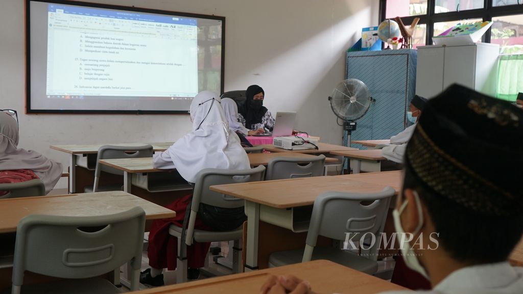 Kegiatan belajar-mengajar di SD Negeri Duren Tiga 14 Pagi, Jakarta Selatan, Jumat (25/3/2022). Sejumlah sekolah menyambut baik dikeluarkannya kebijakan pembelajaran tatap muka 100 persen karena penyampaian materi lebih efektif. Sejumlah persiapan dilakukan untuk menyambut kebijakan tersebut.