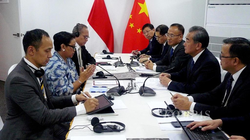 Menteri Luar Negeri RI Retno LP Marsudi menggelar pertemuan bilateral dengan Menlu China Wang Yi (kedua dari kanan) di sela pertemuan para menlu ASEAN di Bangkok, Thailand, Selasa (30/7/2019).