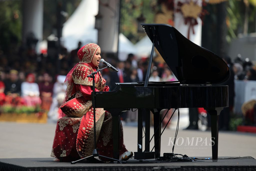 Putri Ariani, penyanyi yang mendapat <i>golden buzzer</i> di ajang Americas Got Talent (AGT) 2023, tampil memeriahkan Upacara Peringatan Detik-detik Proklamasi Kemerdekaan Ke-78 RI di halaman Istana Merdeka, Jakarta, Kamis (17/8/2023).