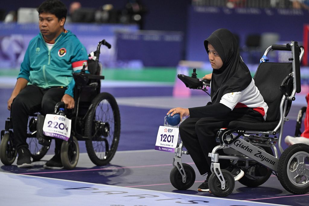 Atlet boccia Indonesia Gischa Zayana (kanan) berusaha melempar bola dalam pertandingan final perebutan medali emas melawan tim China nomor mixed team BC1/BC2 Boccia Paralimpiade Paris 2024 di Paris South Arena, Paris, Perancis, Kamis (05/09/2024).