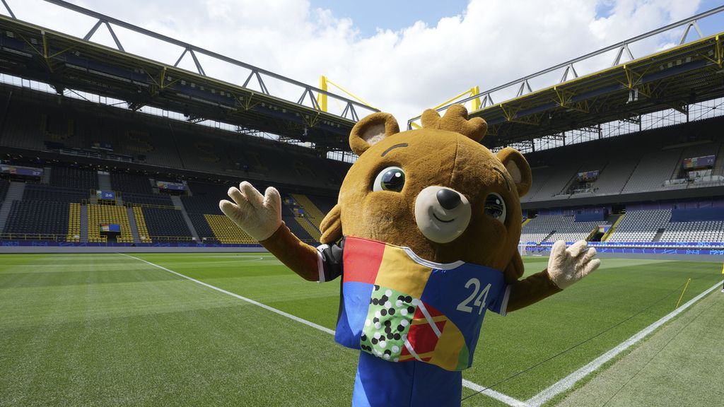 Maskot Euro Alb&Atilde;&curren;rt berpose untuk media di dalam stadion tim sepak bola Borussia Dortmund di Dortmund, Jerman, Selasa (11/6/2024). Stadion ini akan menjadi tempat pertandingan sepak bola Grup B Piala Eropa 2024 antara Italia dan Albania pada Sabtu (15/6/2014). 