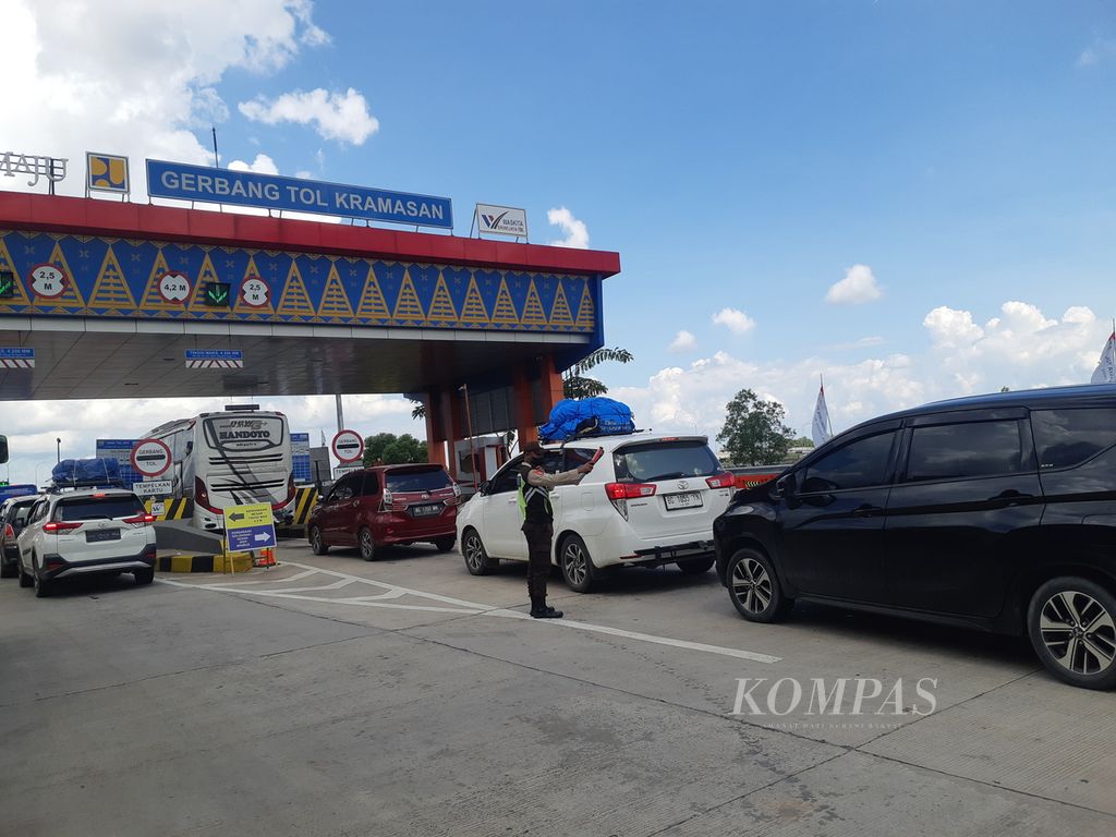 Antrean terjadi di Gerbang Tol Palembang-Kayuagung, Sumatera Selatan, Selasa (18/4/2023). Dalam tiga hari terakhir terjadi lonjakan kendaraan yang melintasi tol sepanjang 42 kilometer tersebut. 