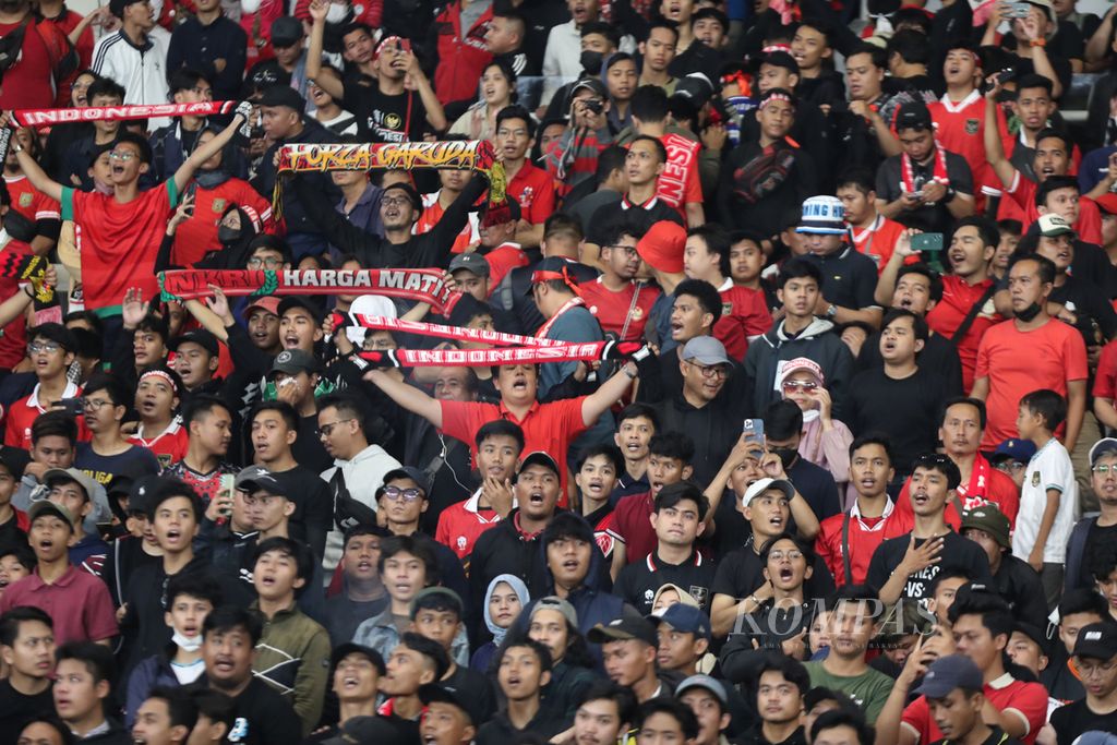 Suporter Timnas Indonesia meneriakkan yel-yel pembakar semangat saar skuat Garuda menjamu Vietnam dalam laga semifinal Piala AFF leg 1 di Stadion Utama Gelora Bung Karno, Senayan, Jakarta, Jumat (6/1/2023). Laga berakhir seri, 0-0. 