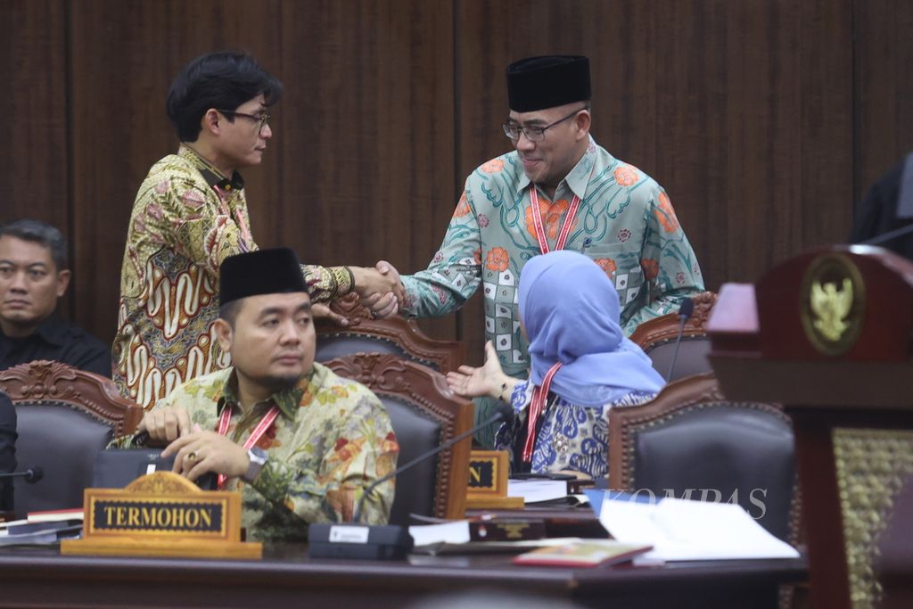 The Chairman of the General Election Commission, Hasyim Asy'ari (back right), accompanied by KPU members (right to left) Betty Epsilon Idroos, Mochammad Afifuddin and August Melaz, are preparing to attend a hearing on the dispute of the results of the presidential election in the 2024 General Election at the Constitutional Court in Jakarta, Thursday (28/3/2024).