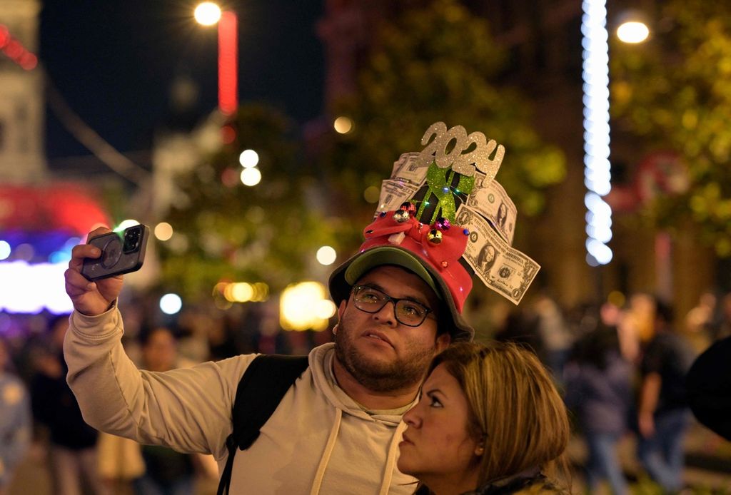 Sepasang kekasih berswafoto di Lapangan Zocalo di Mexico City, Meksiko, pada 30 Desember 2023.