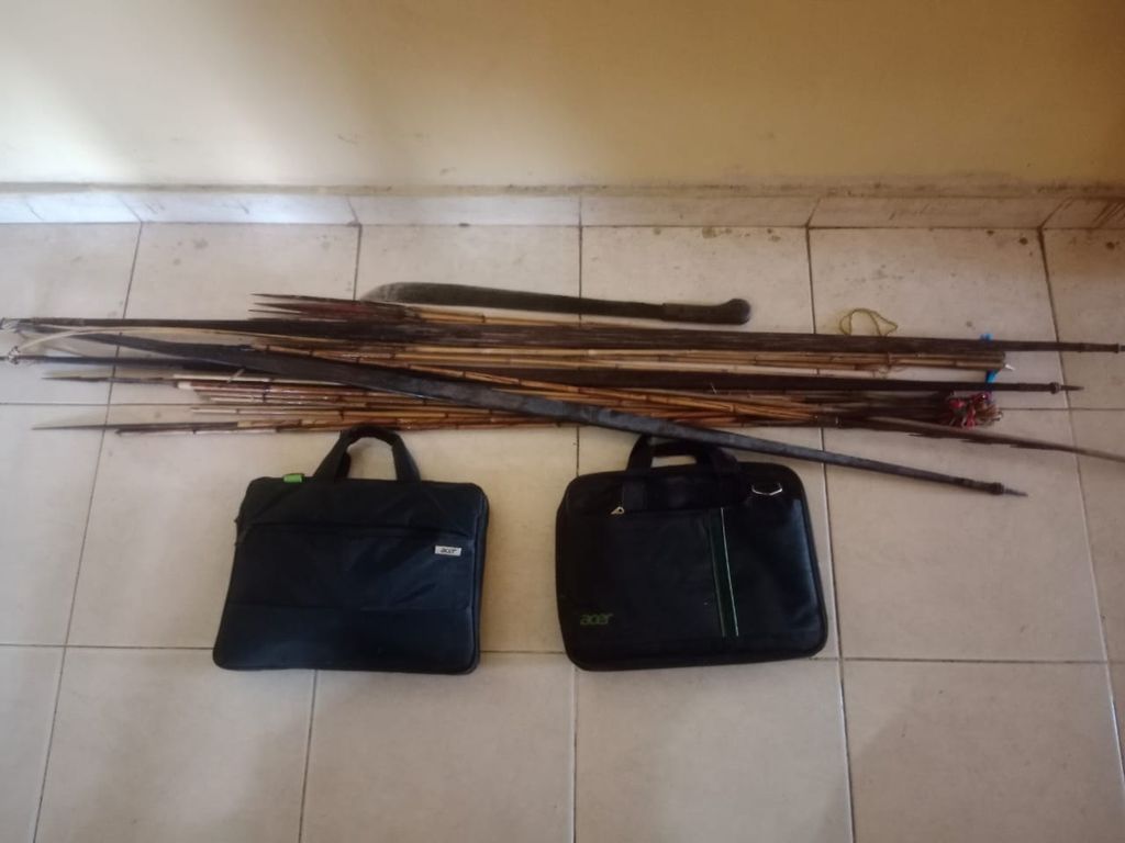 Barang bukti busur panah yang ditemukan dalam penangkapan 22 orang di Distrik Deikai, ibu kota Kabupaten Yahukimo, Papua Pegunungan, Selasa (16/5/2023).