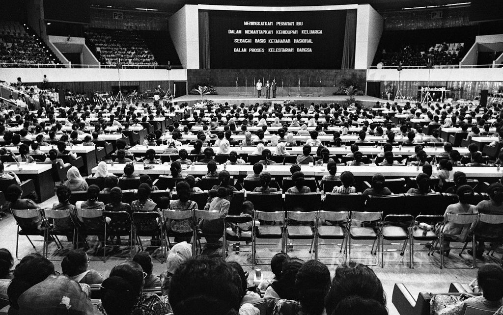 Presiden Soeharto memberikan sambutan pada Peringatan Hari Ibu (22/12/1977) di Balai Sidang Senayan, Jakarta.