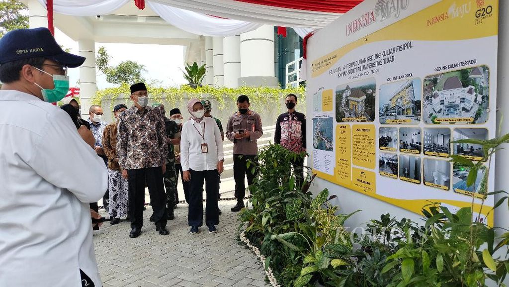 Petugas dari Kementerian Pekerjaan Umum dan Perumahan Rakyat (pojok kiri) memaparkan desain bangunan dan kegiatan fisik pengerjaan gedung baru Universitas Tidar, Magelang, kepada tamu undangan, Selasa (22/11/2022).