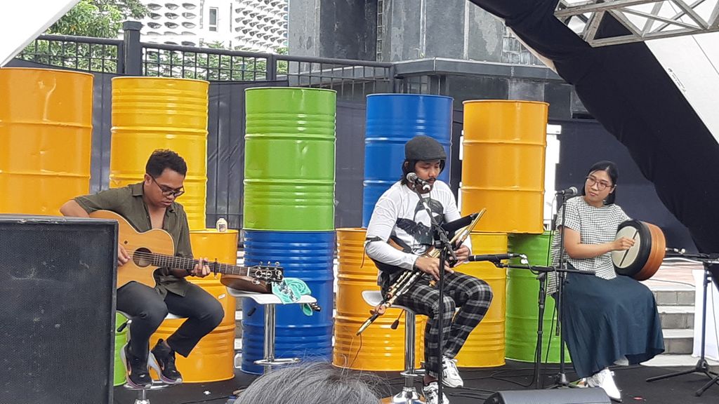 Kelompok musik Wofton tampil di acara Alun-alun Eropa di Gelora Bung Karno, Jakarta pada Sabtu (6/5/2023). Wofton tampil memainkan berbagai alat musik tradisional Irlandia, antara lain adalah pipa <i>uilleann</i> (tengah) dan <i>bodhran</i> (kanan). 