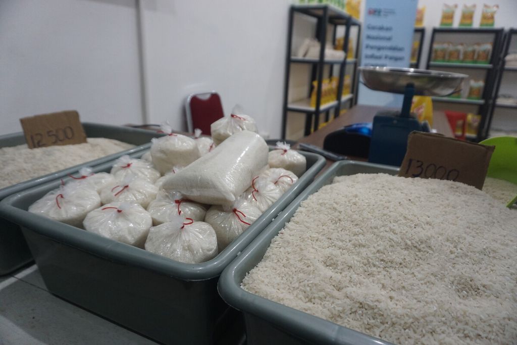 Bawor Mart diluncurkan di Pasar Wage, Purwokerto, Banyumas, Jawa Tengah, Kamis (21/9/2023). Toko ini diharapkan menyediakan bahan pokok yang terjangkau serta turut mengendalikan inflasi daerah.
