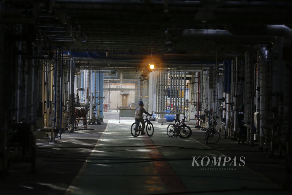 Pekerja PT Kilang Pertamina Internasional (KPI) menggunakan sepeda saat beraktivitas di kawasan Pertamina Refinery Unit (RU) IV Cilacap, Jawa Tengah, yang luas area kilangnya mencapai 200 hektar, Kamis (27/10/2022). 