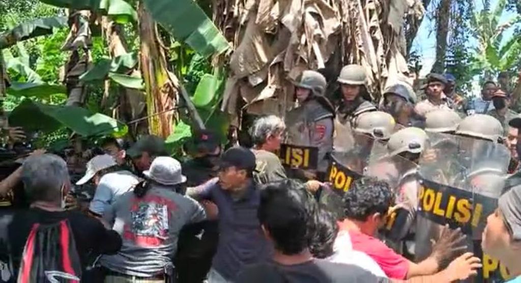 Ratusan warga menghadang aparat kepolisian dalam upaya penggusuran lahan kebun masyarakat di Desa Kalasey Dua, Kabupaten Minahasa, Sulawesi Utara, Senin (7/11/2022).