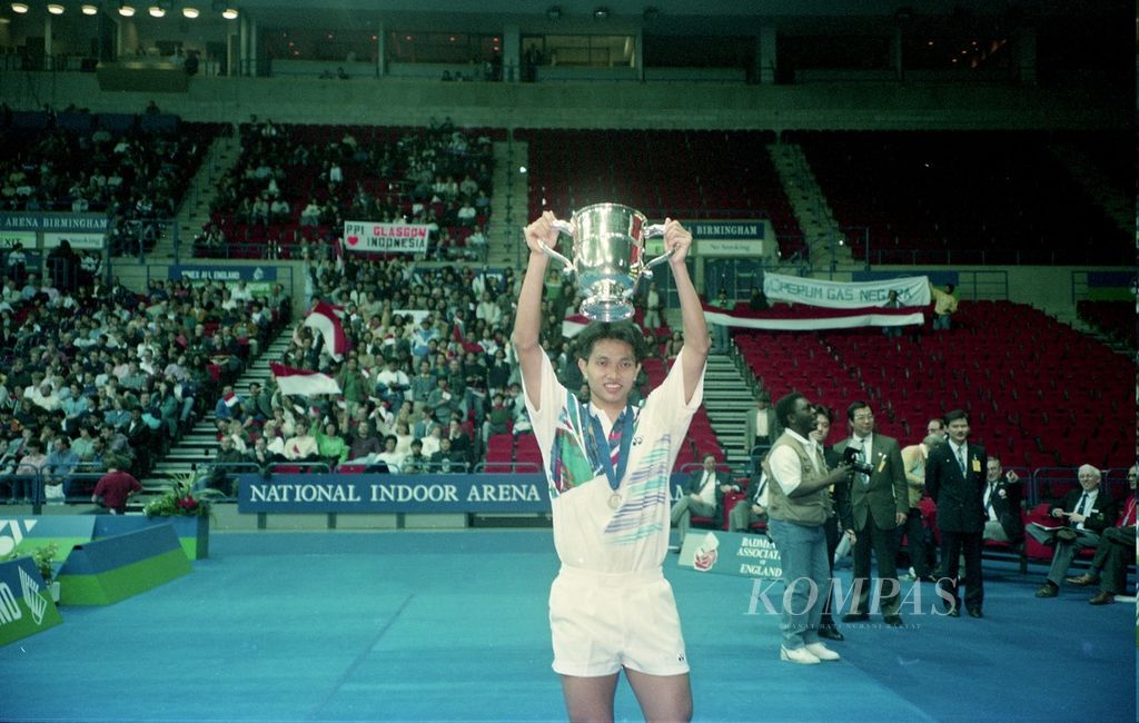 Haryanto Arbi lifted the men's singles championship trophy of the 1994 All England after defeating Ardy B Wiranata 15-12, 17-14, on Saturday, March 19, 1994 at the Birmingham Arena, England.