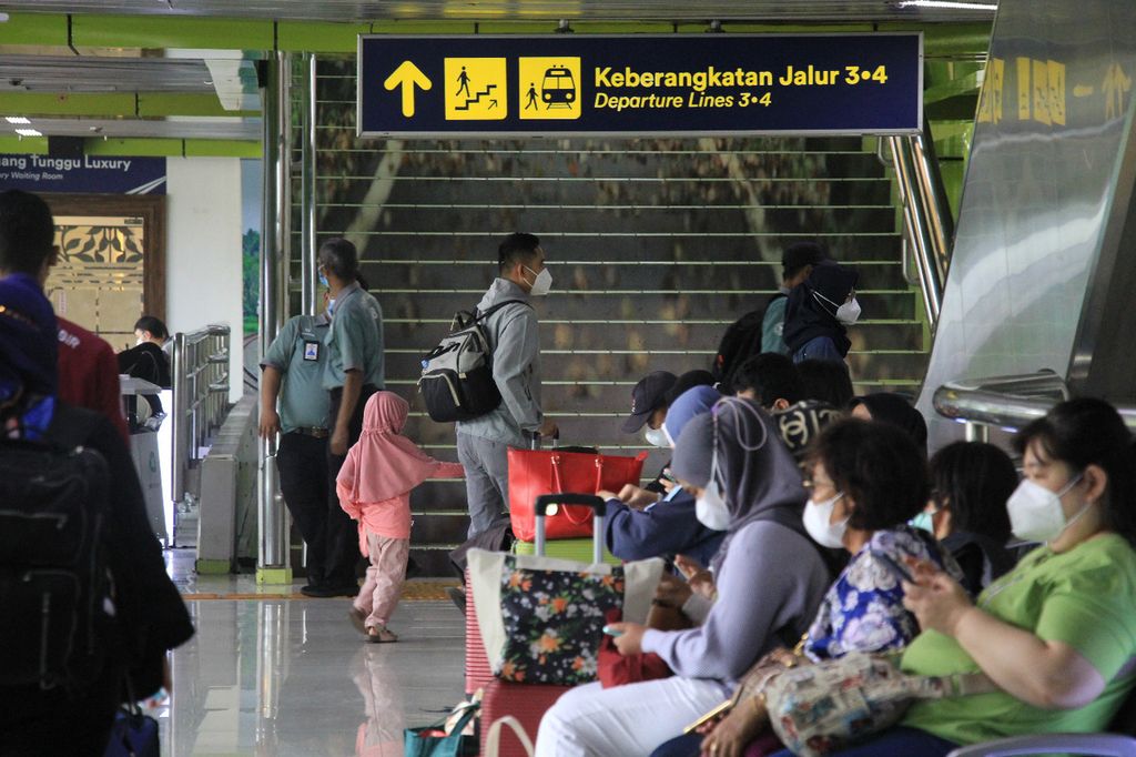 Suasana Stasiun Kereta Api Gambir, Jakarta, Minggu (1/5/2022), setelah puncak arus mudik 2022 terlewati. 