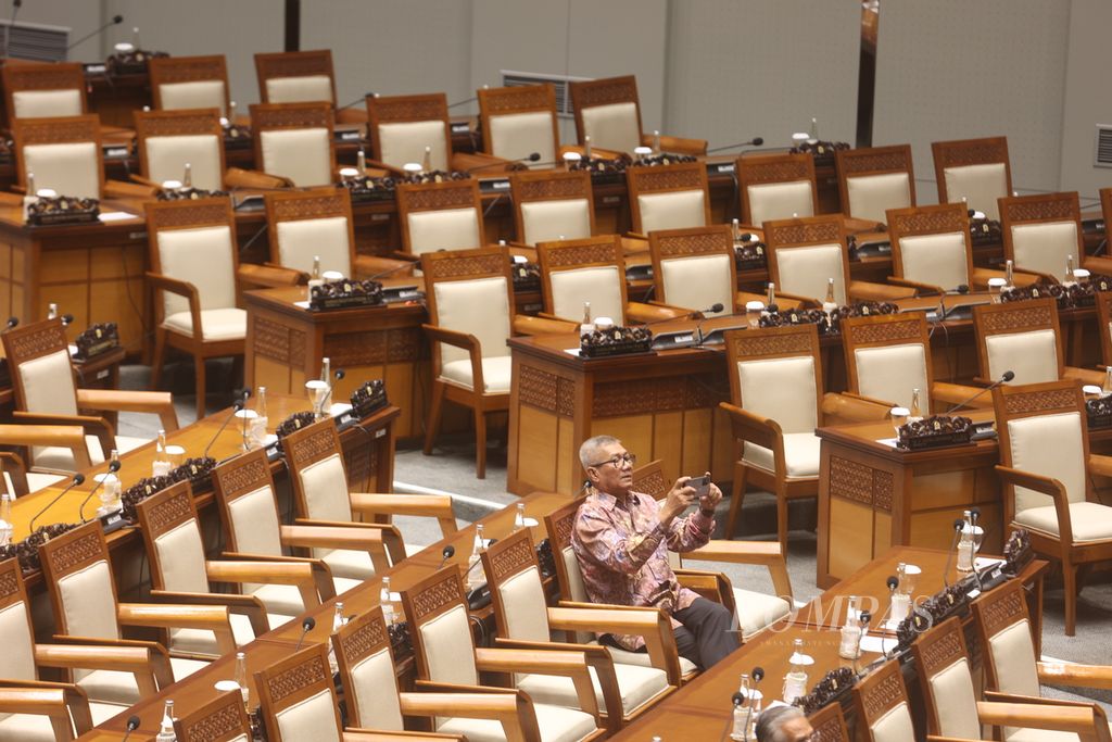 Anggota Dewan Perwakilan Rakyat merekam suasana Rapat Paripurna DPR pada penutupan masa sidang III tahun sidang 2023/2024 di Kompleks Parlemen, Senayan, Jakarta, Selasa (6/2/2024). 