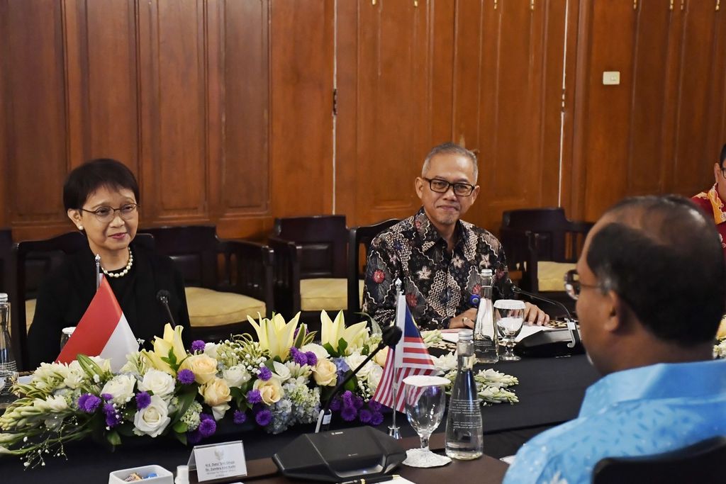 Menteri Luar Negeri Retno Marsudi (kiri) berbincang dengan rekannya, Menlu Malaysia Zambry Abd Kadir (kanan), di Kantor Kementerian Luar Negeri RI di Jakarta, Kamis (29/12/2022). Zambry datang ke Jakarta salah satunya untuk mempersiapkan kunjungan Perdana Menteri Anwar Ibrahim, Januari mendatang.