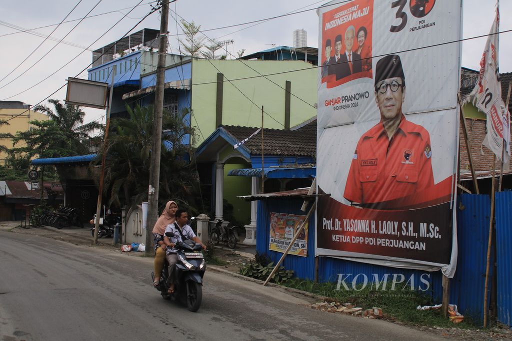 The community passes under the banner of a DPR legislative candidate in electoral district Sumatera Utara I in the city of Tebing Tinggi on Saturday (20/1/2024). Sumut I is one of the "hellish electoral districts" with battles between ministers, retired generals, regional heads, and political party elites.